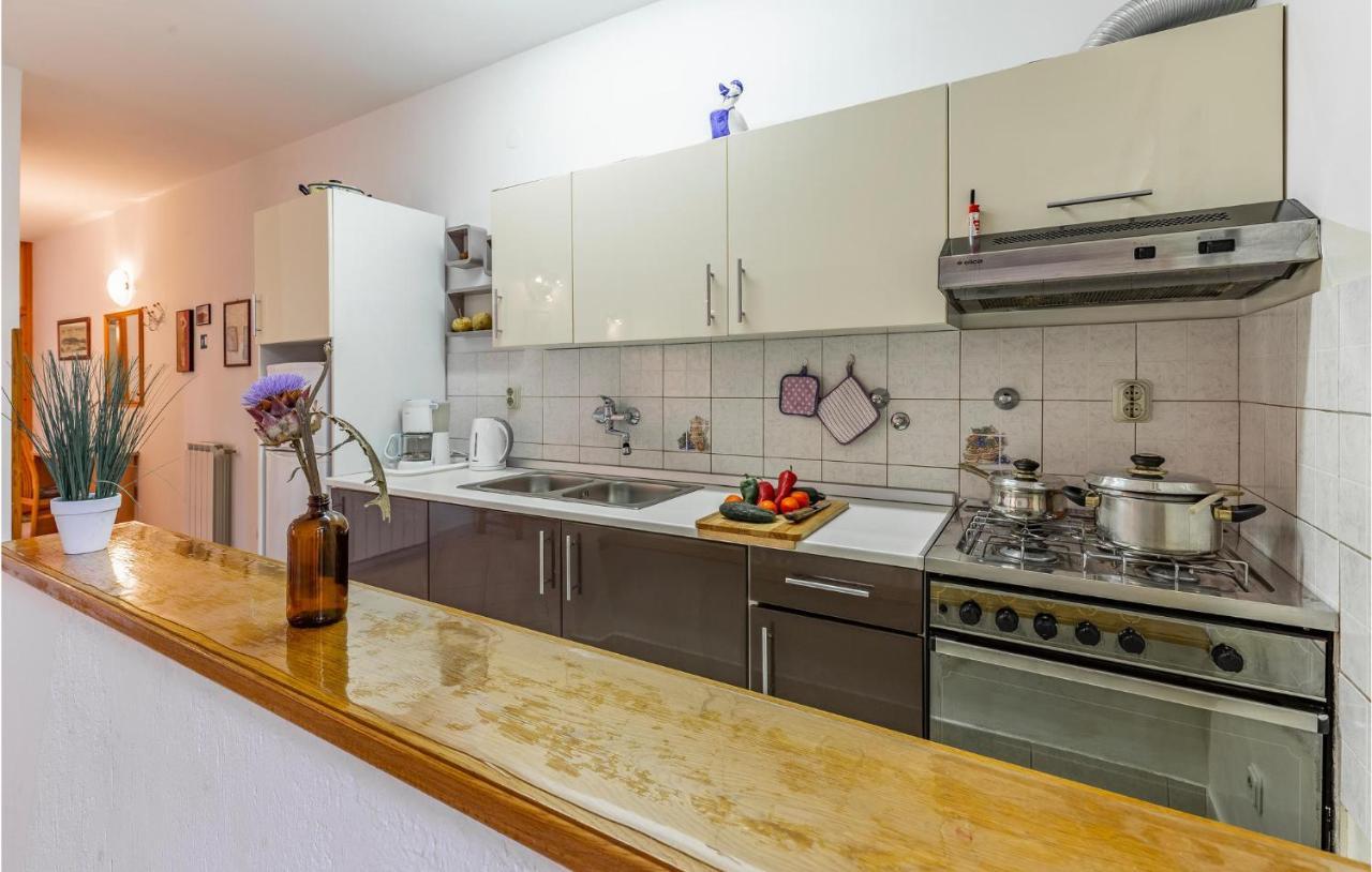 2 Bedroom Stunning Apartment In Rovinj Exterior foto