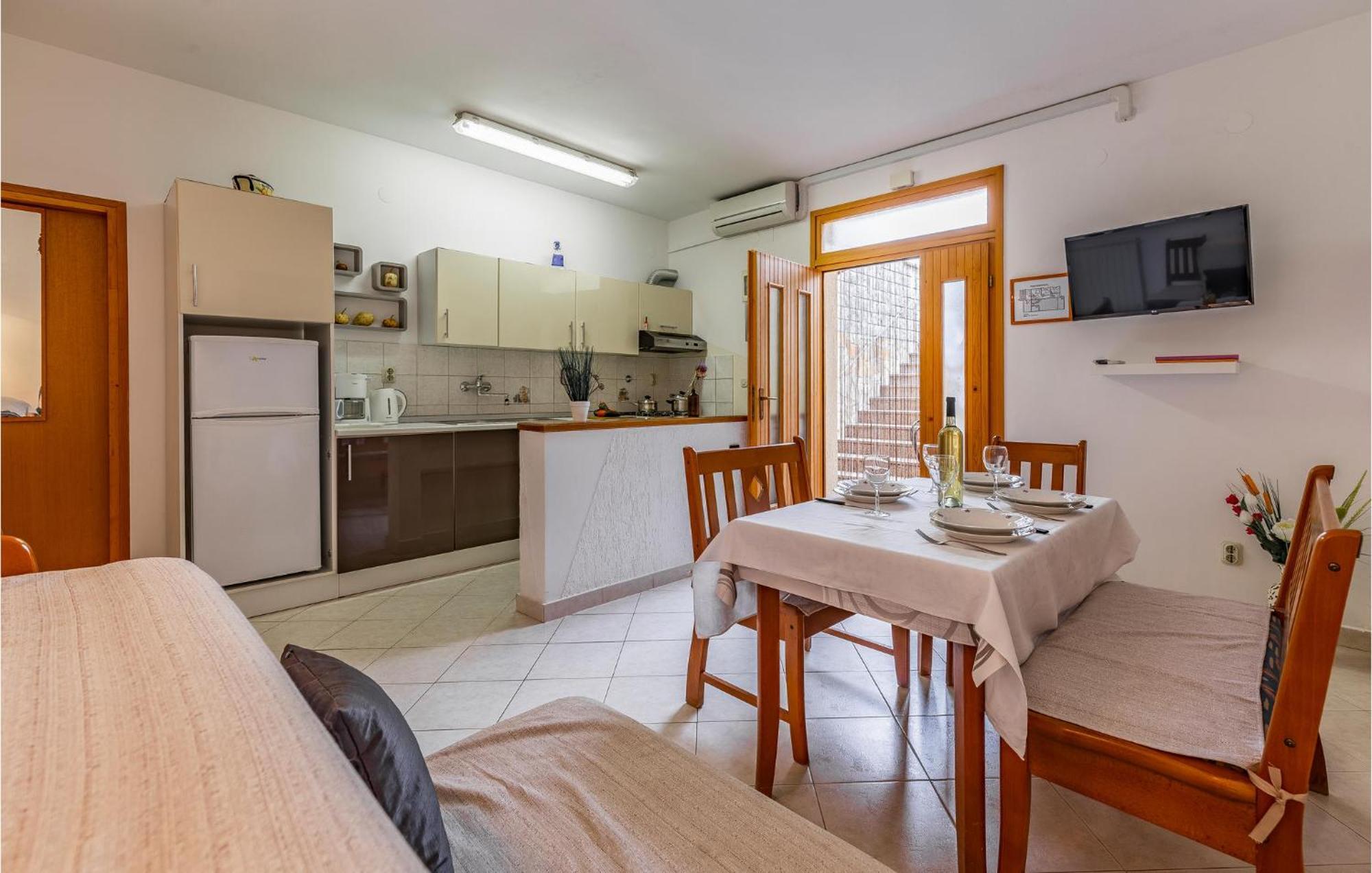 2 Bedroom Stunning Apartment In Rovinj Exterior foto